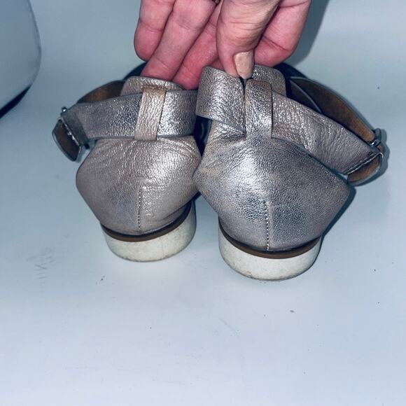 Sofft Women's Metallic Leather Gladiator Strappy Heel Back Flat Sandals Size 8M - Picture 4 of 6